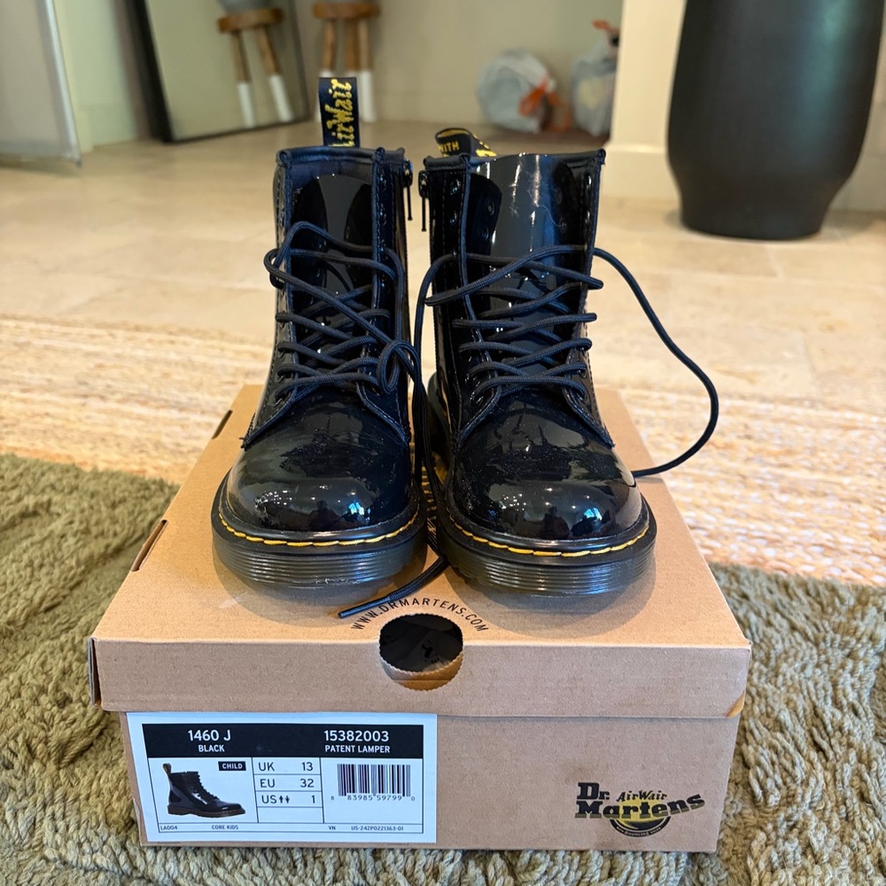 Dr. Martens 1460 Patent Leather Black Lace-Up Boots Girls Size 1 BRAND NEW